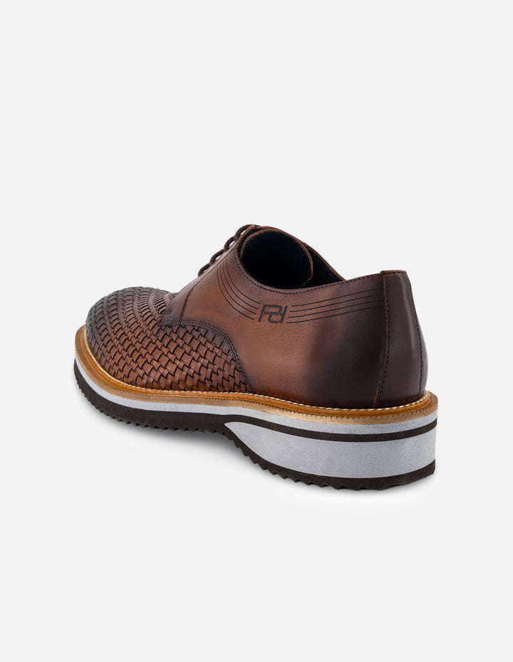 Zapato Blucher café en piel trenzada para hombre con acabado elegante