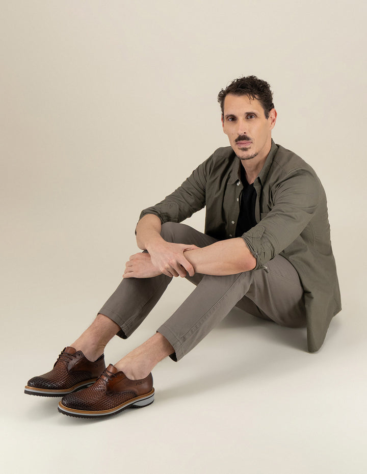 Zapato Blucher café en piel trenzada para hombre con acabado elegante