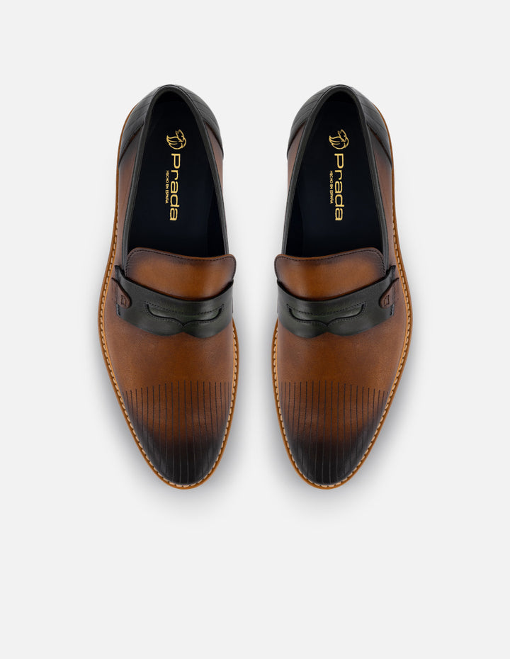 Mocasines café en piel para hombre con contraste de color