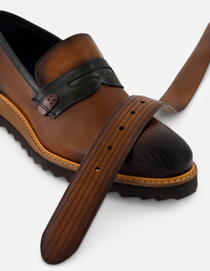 Mocasines café en piel para hombre con contraste de color