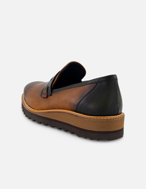 Mocasines café en piel para hombre con contraste de color