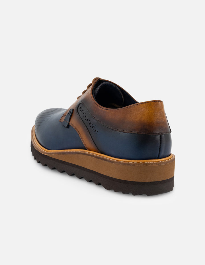 Zapato Blucher azul en piel para hombre con contraste de color
