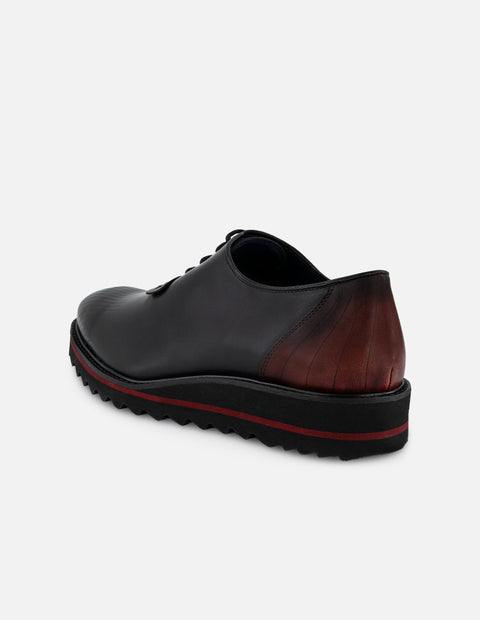 Zapato Oxford negro en piel para hombre con contraste vino