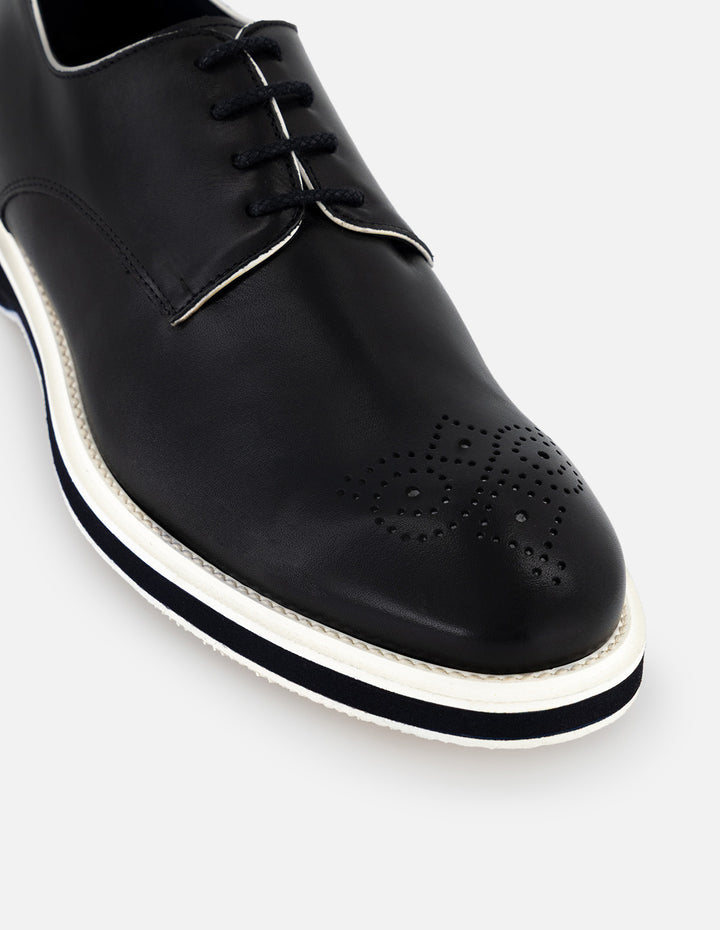 Zapato Blucher negro en piel para hombre con suela dentada