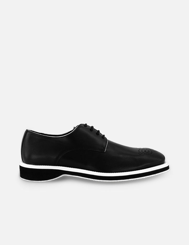 Zapato Blucher negro en piel para hombre con suela dentada
