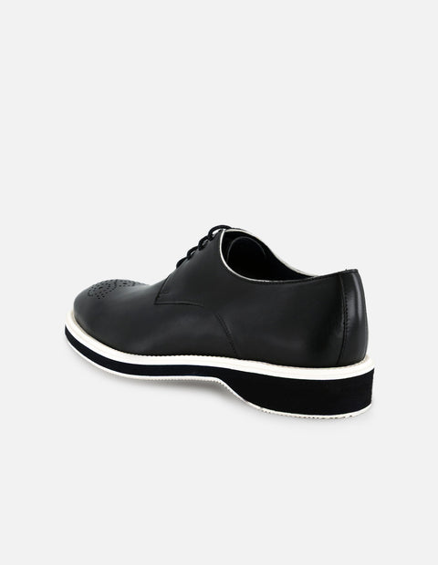 Zapato Blucher negro en piel para hombre con suela dentada