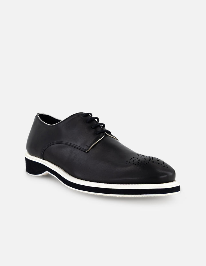 Zapato Blucher negro en piel para hombre con suela dentada