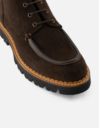 Botines café de ante para hombre con detalle acolchado