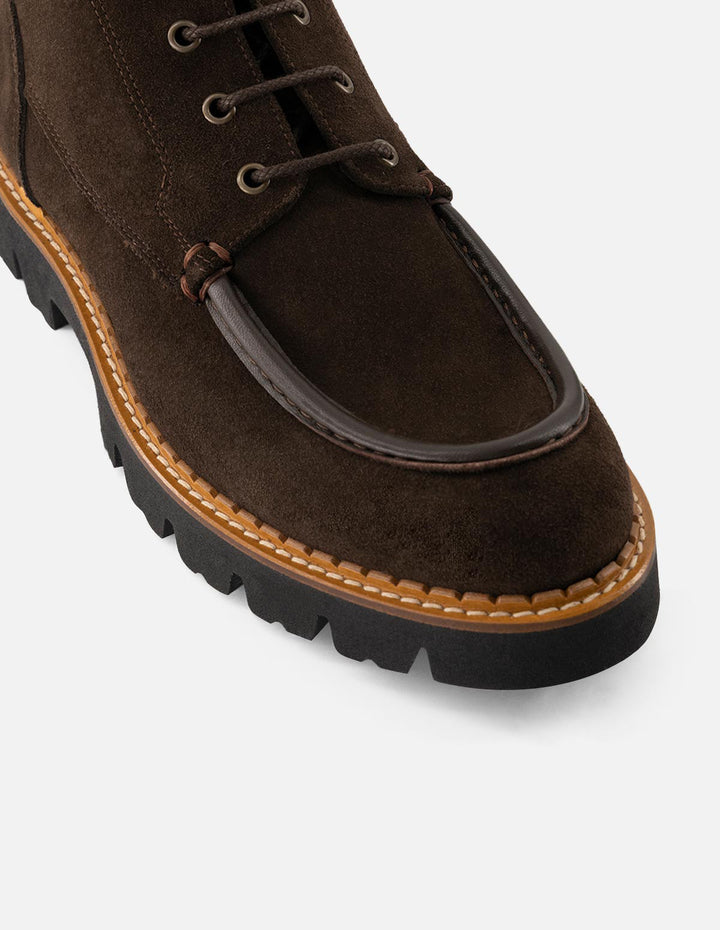 Botines café de ante para hombre con detalle acolchado