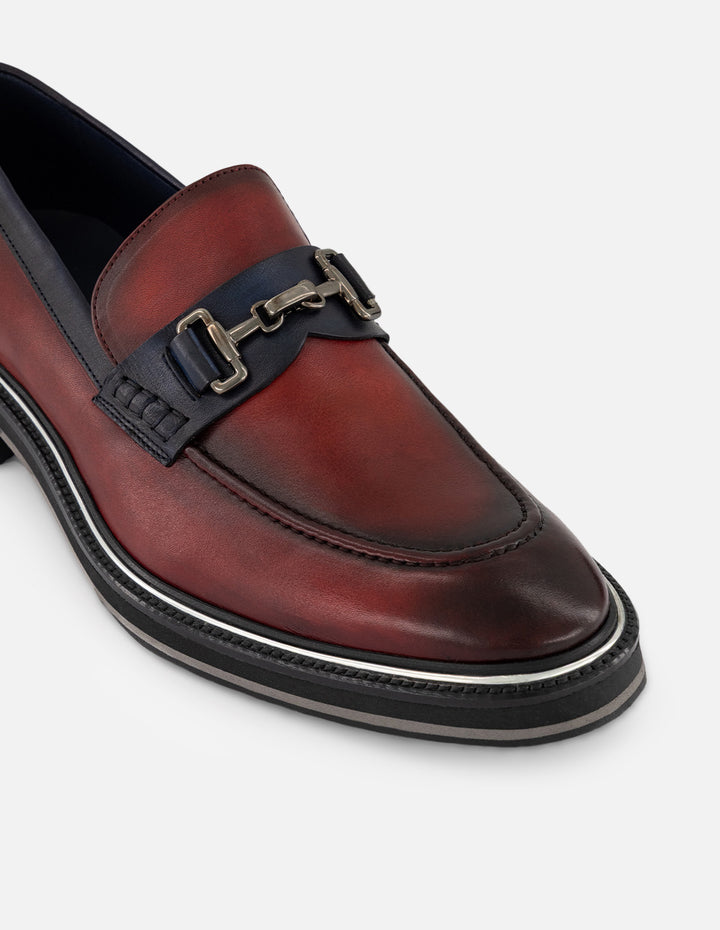 Mocasines vino de piel napa con detalle plateado para hombre