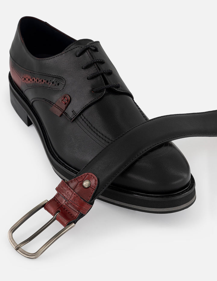 Zapato Blucher negro de piel con detalle grabado en la punta