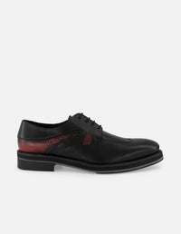 Zapato Blucher negro de piel con detalle grabado en la punta