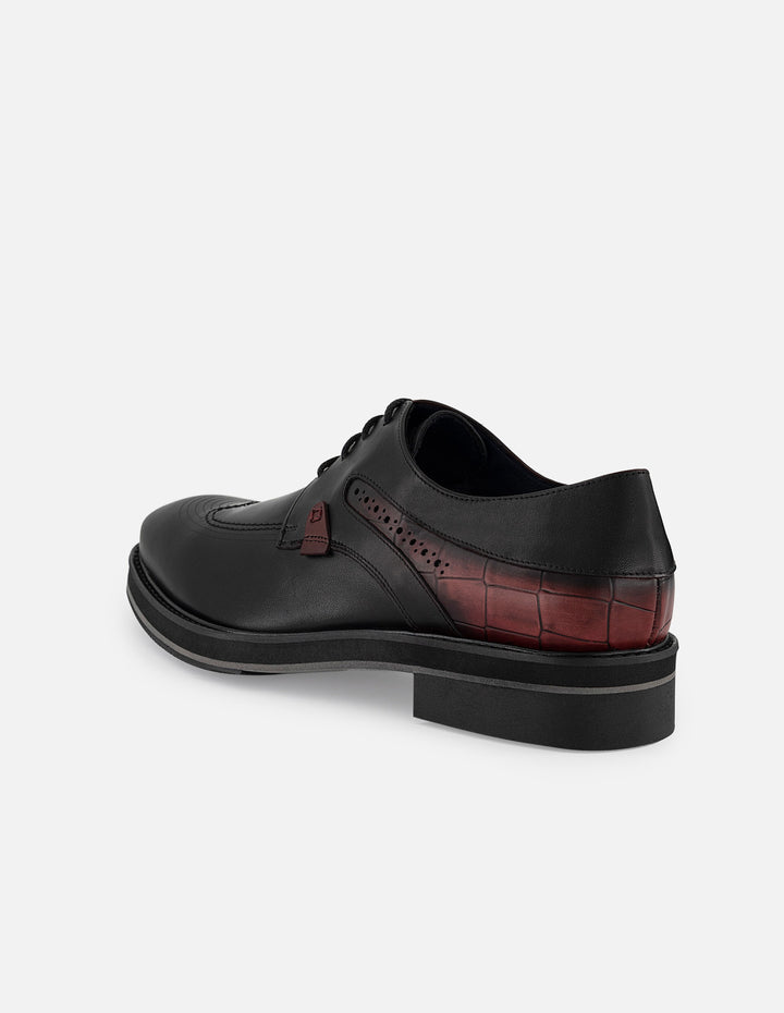Zapato Blucher negro de piel con detalle grabado en la punta