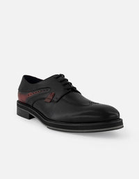 Zapato Blucher negro de piel con detalle grabado en la punta