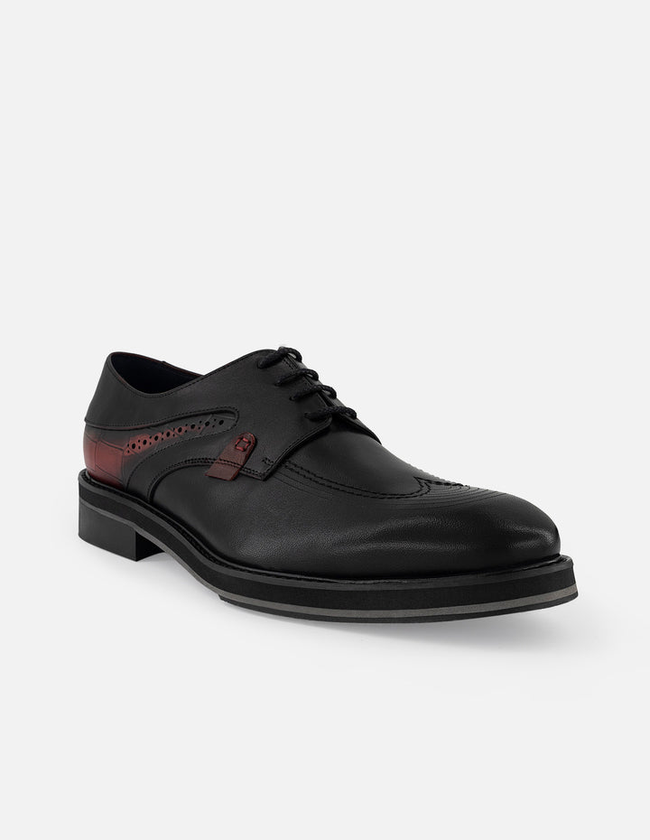 Zapato Blucher negro de piel con detalle grabado en la punta