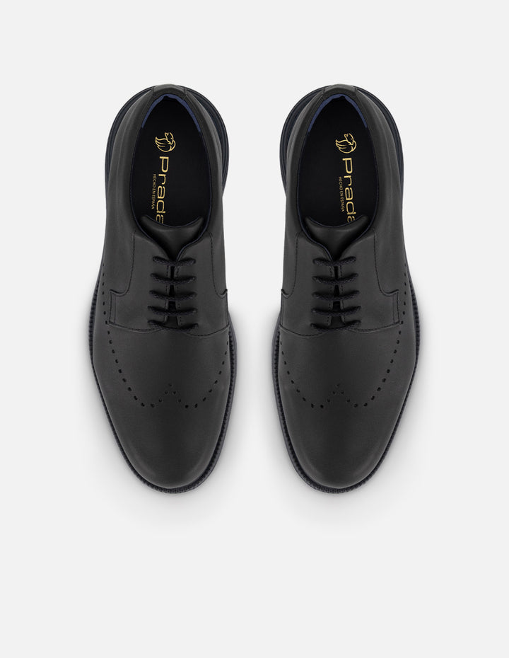 Zapato Blucher negro de piel con picado María en el empeine para hombre