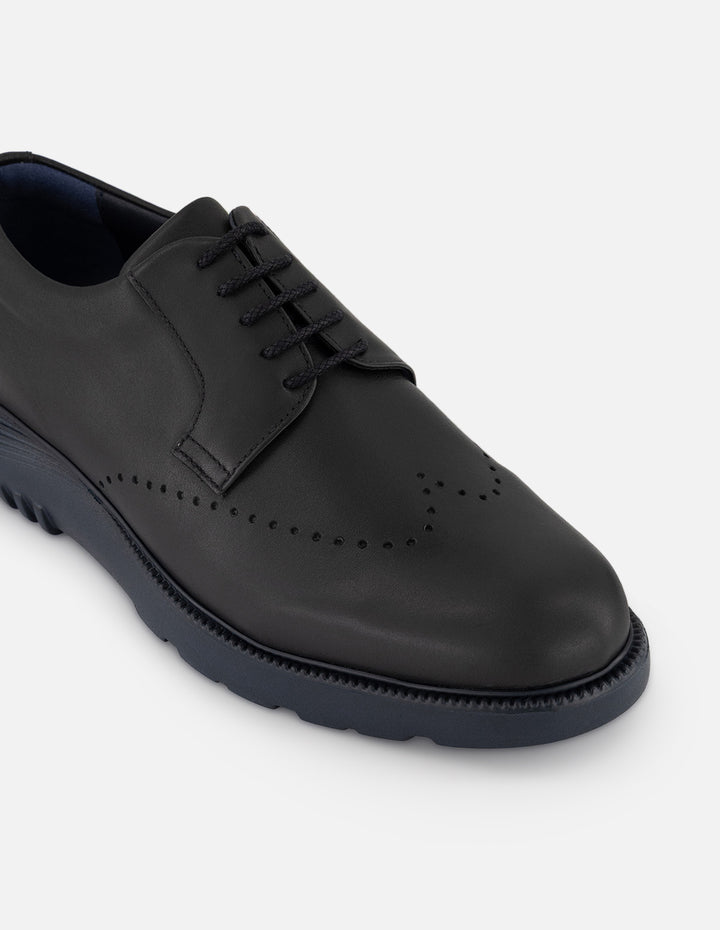Zapato Blucher negro de piel con picado María en el empeine para hombre