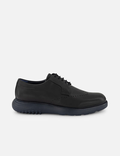 Zapato Blucher negro de piel con picado María en el empeine para hombre