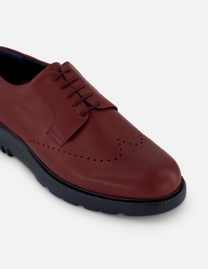 Zapato Blucher vino de piel con picado María para hombre