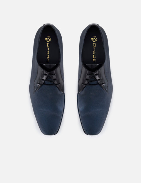 Zapato blucher azul en ante grabada para hombre con acabado aterciopelado