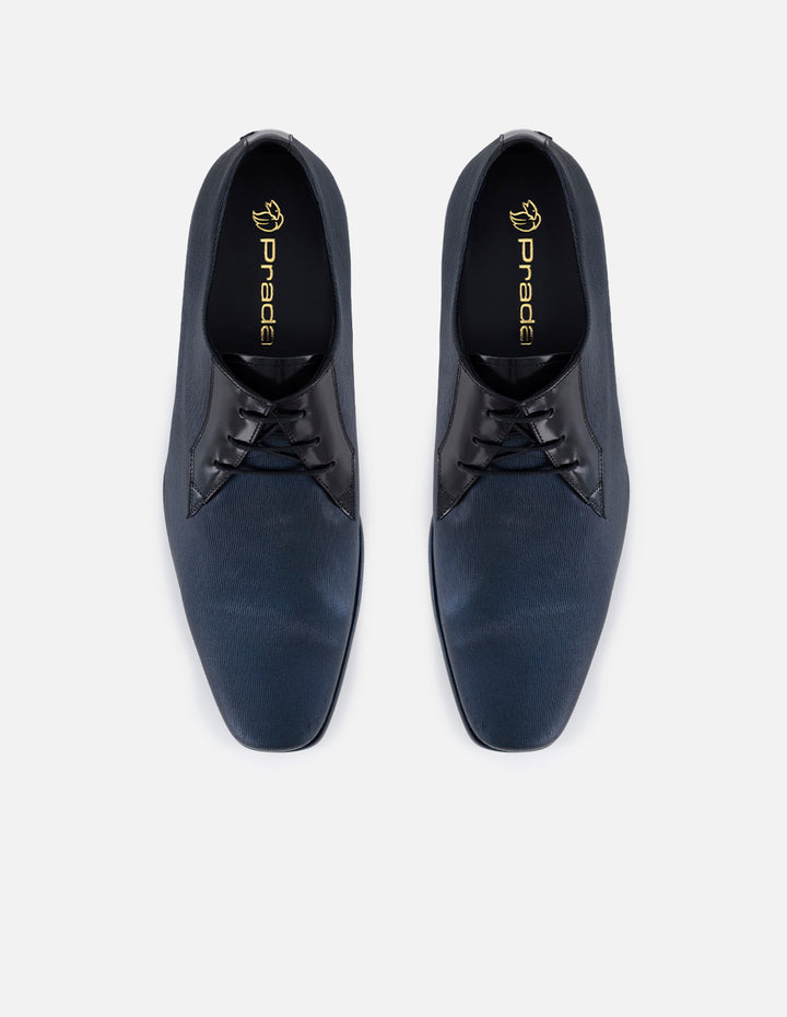 Zapato blucher azul en ante grabada para hombre con acabado aterciopelado