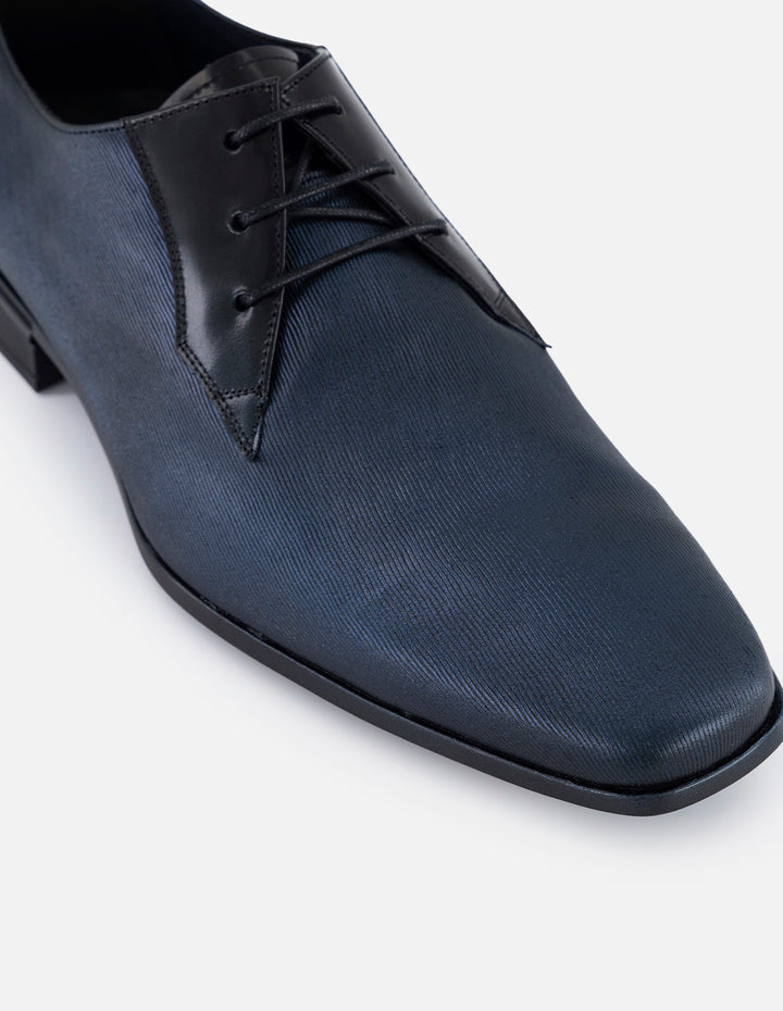 Zapato blucher azul en ante grabada para hombre con acabado aterciopelado