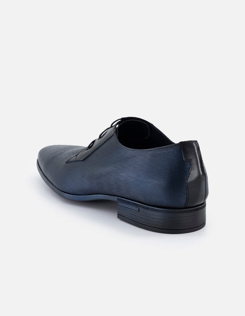 Zapato blucher azul en ante grabada para hombre con acabado aterciopelado