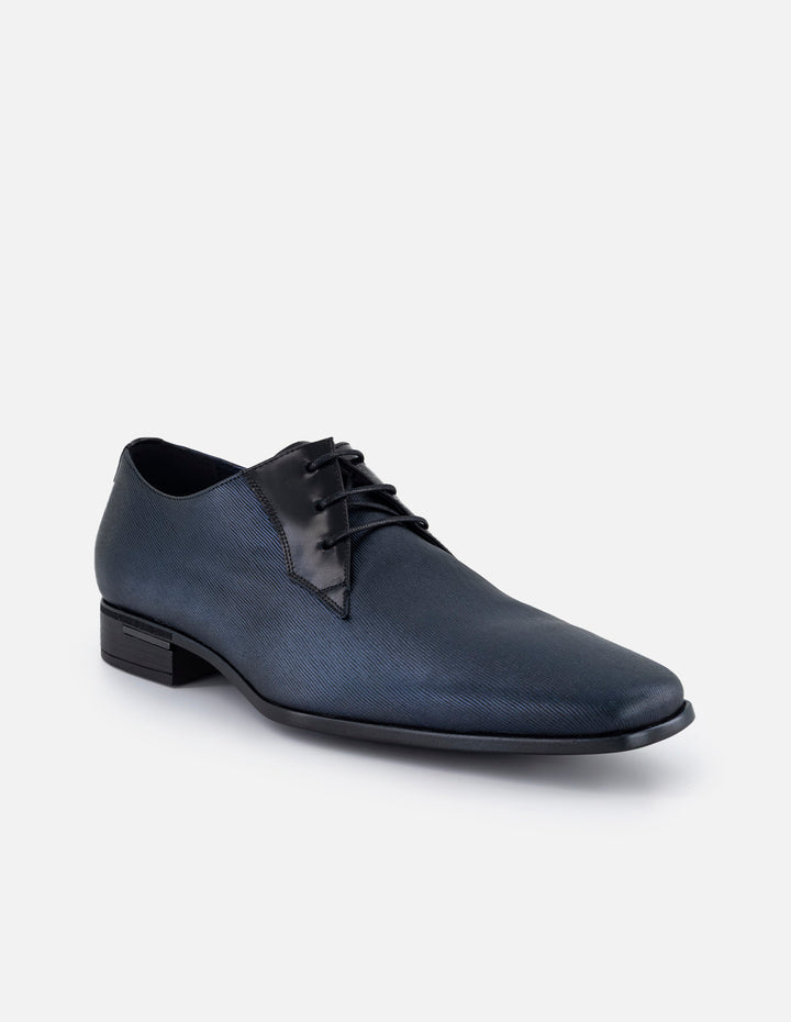 Zapato blucher azul en ante grabada para hombre con acabado aterciopelado