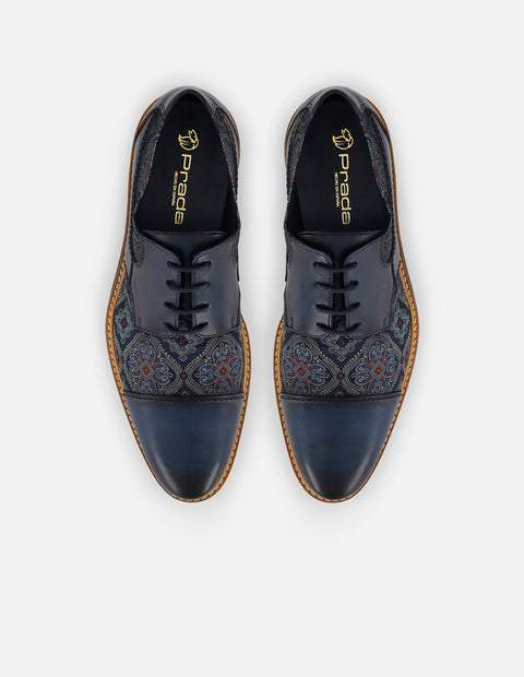 Zapatos Blucher con combinación de piel y textil ornamental en color azul para hombre