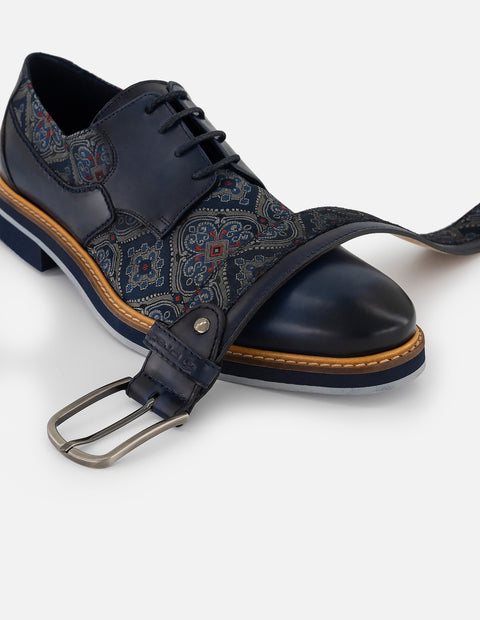 Zapatos Blucher con combinación de piel y textil ornamental en color azul para hombre