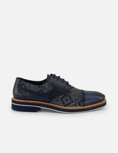 Zapatos Blucher con combinación de piel y textil ornamental en color azul para hombre