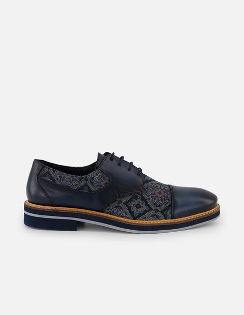 Zapatos Blucher con combinación de piel y textil ornamental en color azul para hombre
