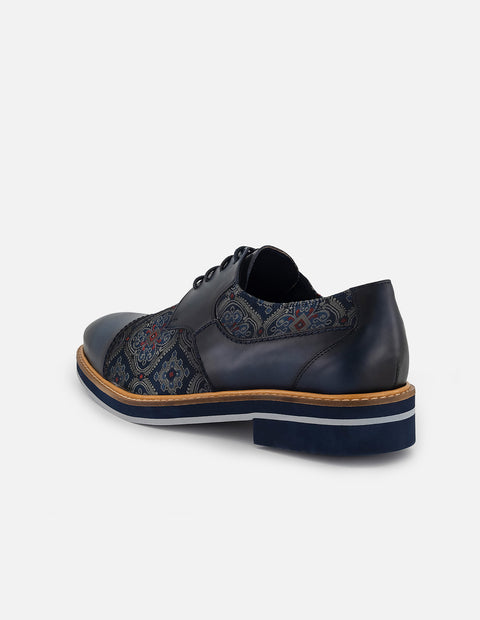 Zapatos Blucher con combinación de piel y textil ornamental en color azul para hombre