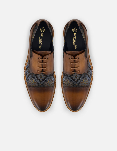 Zapatos Blucher con combinación de piel y textil ornamental en color café para hombre