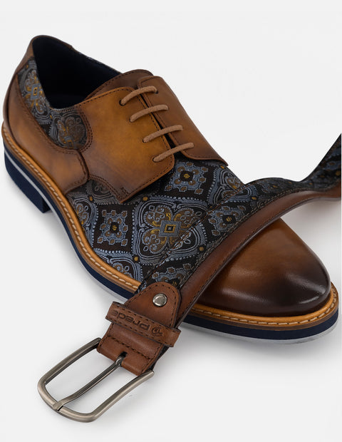 Zapatos Blucher con combinación de piel y textil ornamental en color café para hombre