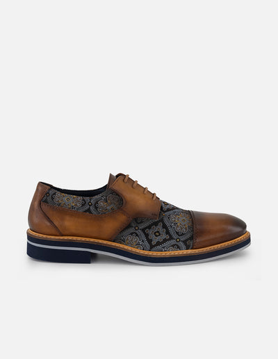 Zapatos Blucher con combinación de piel y textil ornamental en color café para hombre