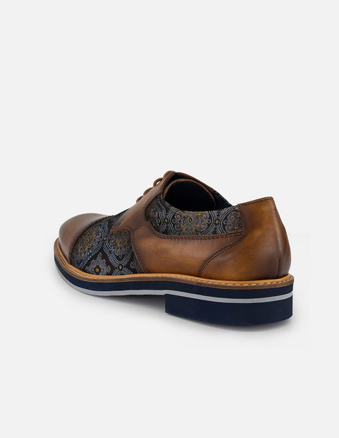 Zapatos Blucher con combinación de piel y textil ornamental en color café para hombre