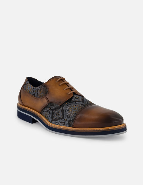 Zapatos Blucher con combinación de piel y textil ornamental en color café para hombre