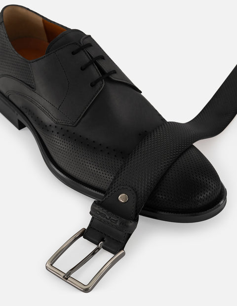 Zapato blucher con grabado picado en piel color negro para hombre
