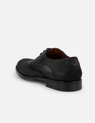 Zapato blucher con grabado picado en piel color negro para hombre