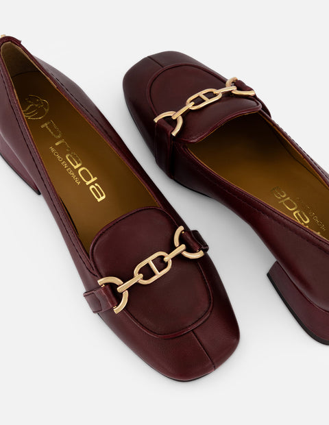 Mocasines vino charol para mujer con herraje dorado