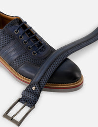 Cinturón en piel grabada color marino para hombre