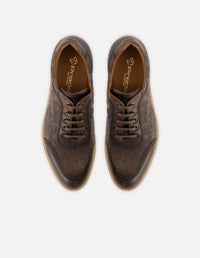 Zapato inglés café en piel grabada para hombre con sombreado sutil