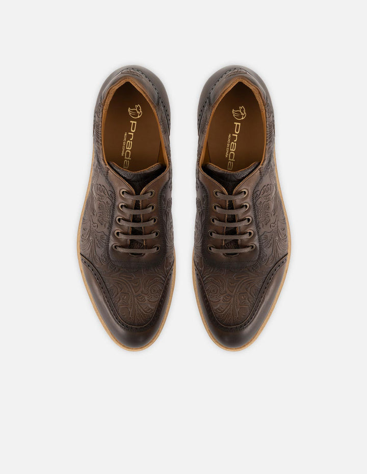 Zapato inglés café en piel grabada para hombre con sombreado sutil