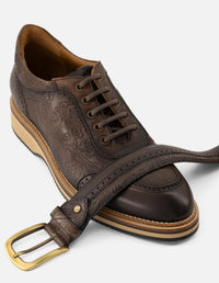 Zapato inglés café en piel grabada para hombre con sombreado sutil