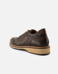 Zapato inglés café en piel grabada para hombre con sombreado sutil