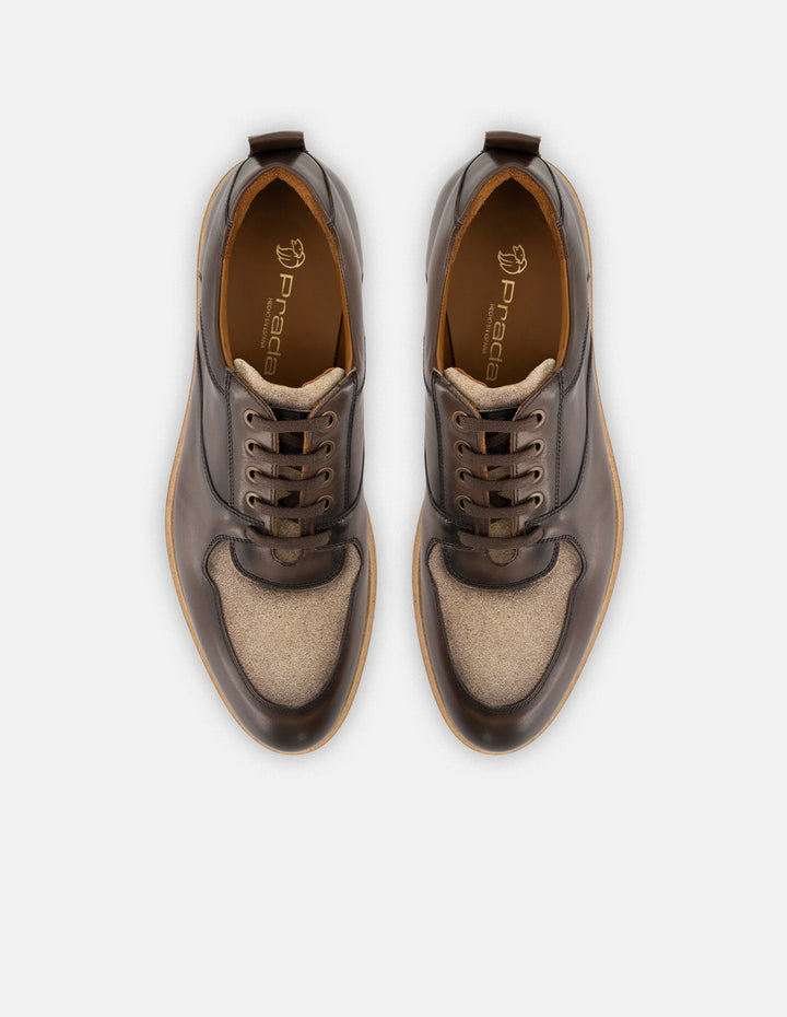 Zapato inglés café en piel ante para hombre con combinación de materiales