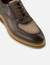 Zapato inglés café en piel ante para hombre con combinación de materiales