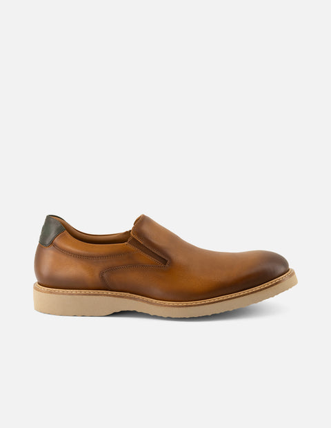 Mocasín en piel napa color cuero con grabado tipo coco para hombre