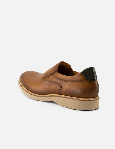 Mocasín en piel napa color cuero con grabado tipo coco para hombre
